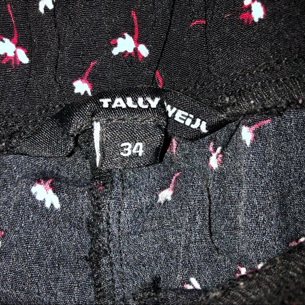 Black Floral Print Ruffle Shorts - Picture 3 of 3